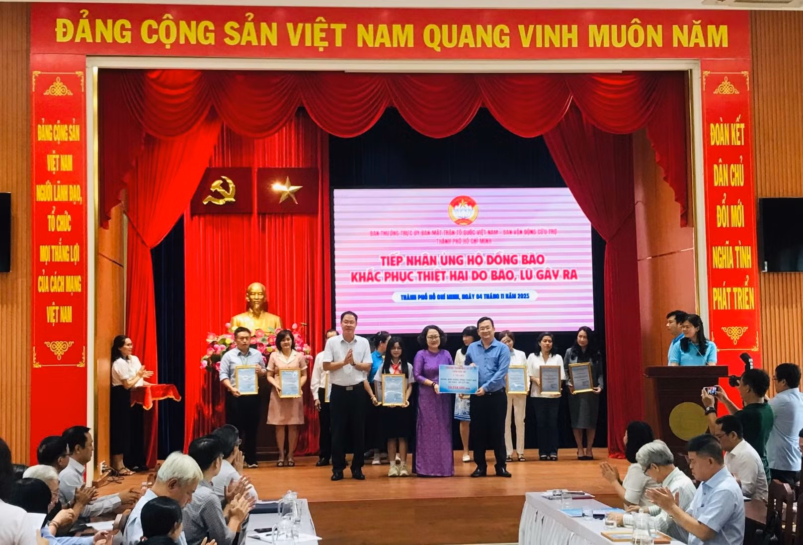 TP Hồ Chí Minh tiếp nhận hơn 210 tỉ đồng hỗ trợ đồng bào vùng bão lũ -0