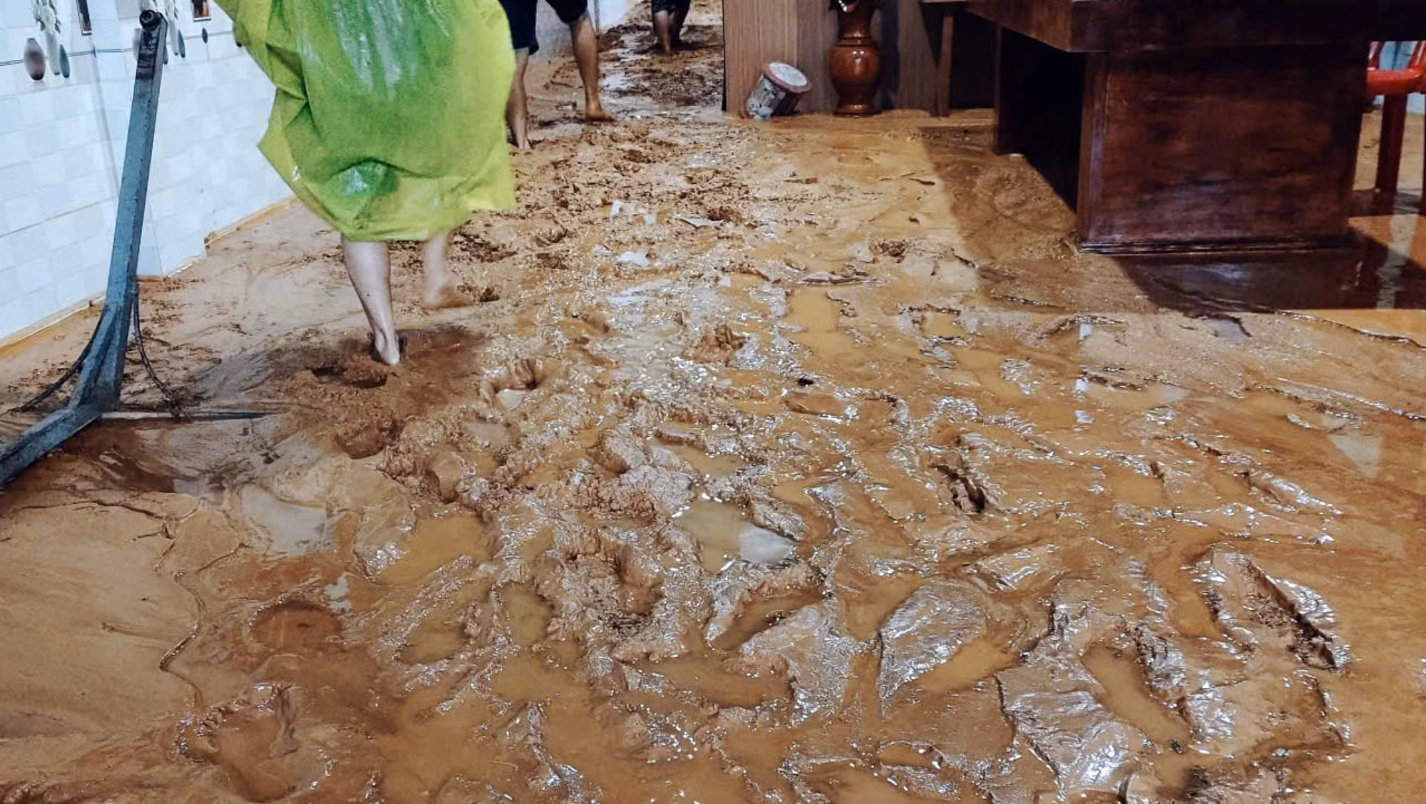 Lực lượng Công an xung kích, khẩn trương ứng phó lũ chồng lũ -0