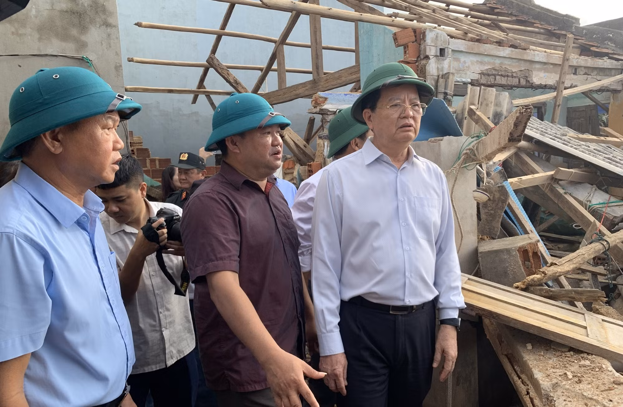 Phó Thủ tướng Chính phủ Mai Văn Chính thăm, tặng quà người dân bị ảnh hưởng bão số 13 -0