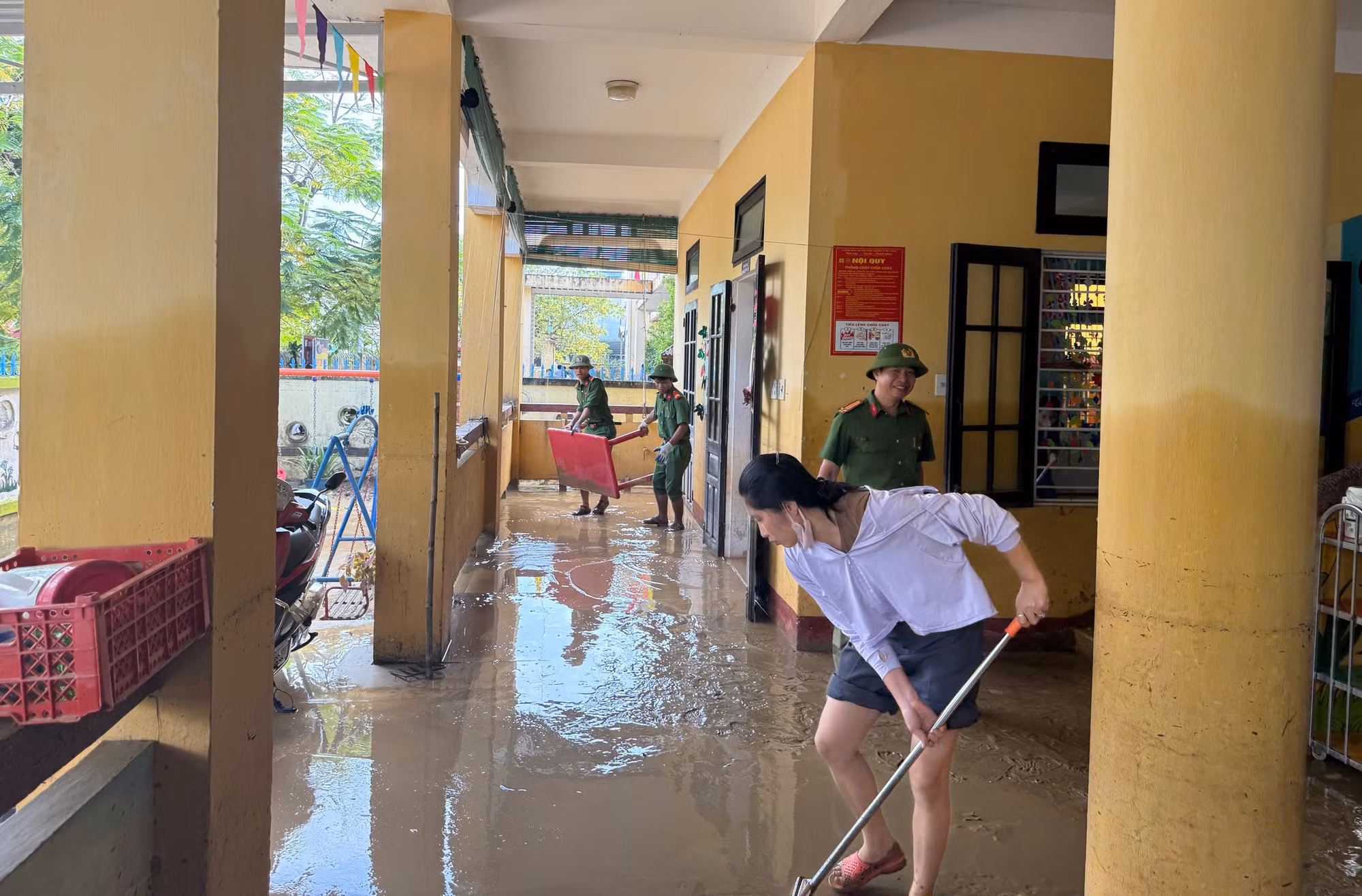 Hàng trăm trường học ở Huế còn ngập lụt, nhiều trường tổ chức dạy học online -0