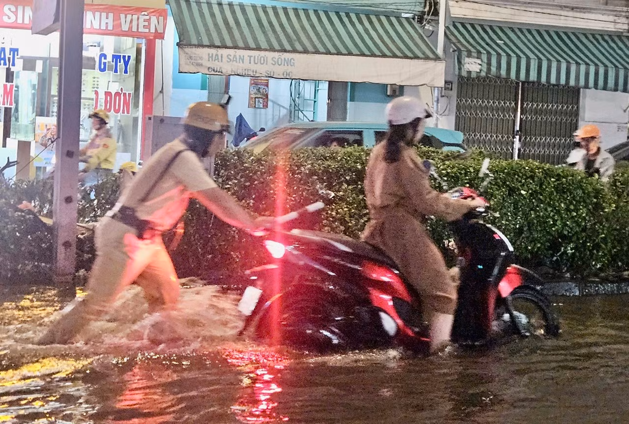 CSGT hỗ trợ người dân di chuyển qua nhiều tuyến đường ngập sâu -0