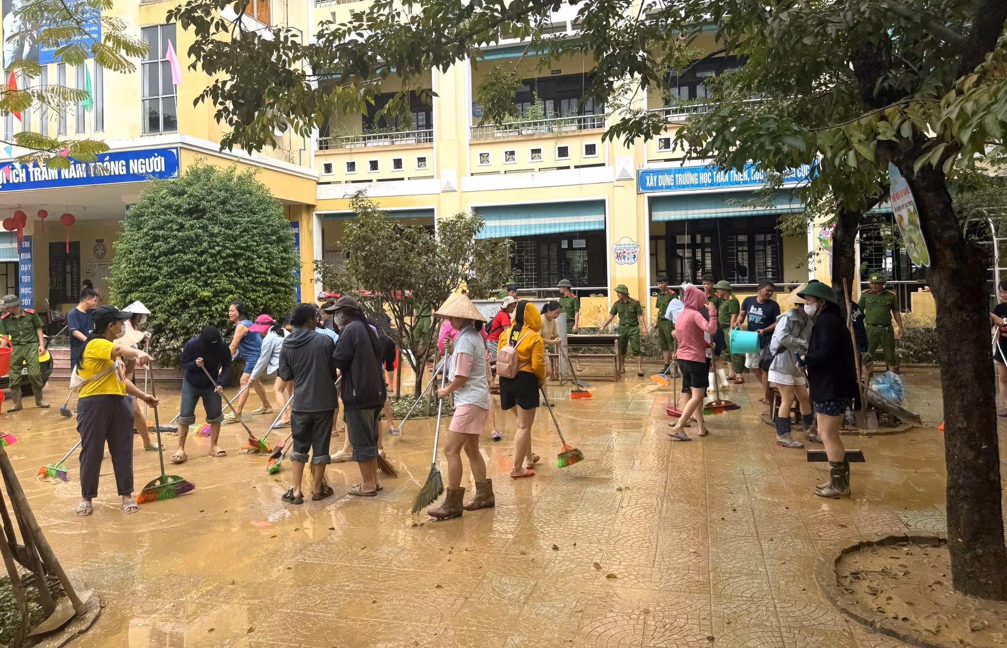 Hàng trăm trường học ở Huế còn ngập lụt, nhiều trường tổ chức dạy học online -0