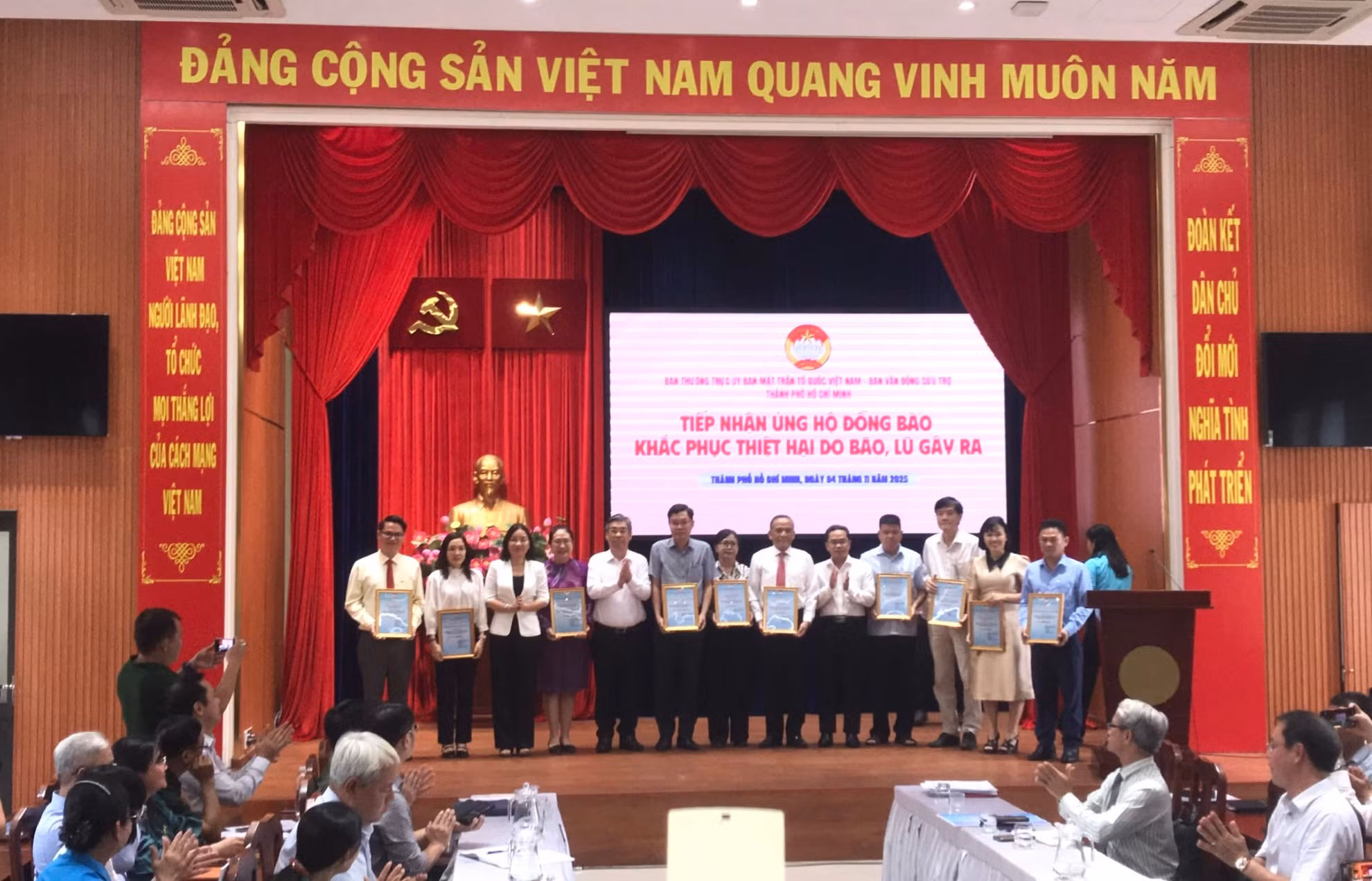 TP Hồ Chí Minh tiếp nhận hơn 210 tỉ đồng hỗ trợ đồng bào vùng bão lũ -0