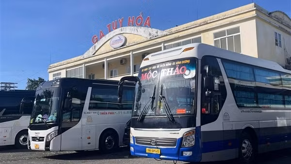 Chuyển tải bằng ô tô cho gần 1.000 hành khách tàu Thống Nhất qua đoạn đường sắt sạt lở
