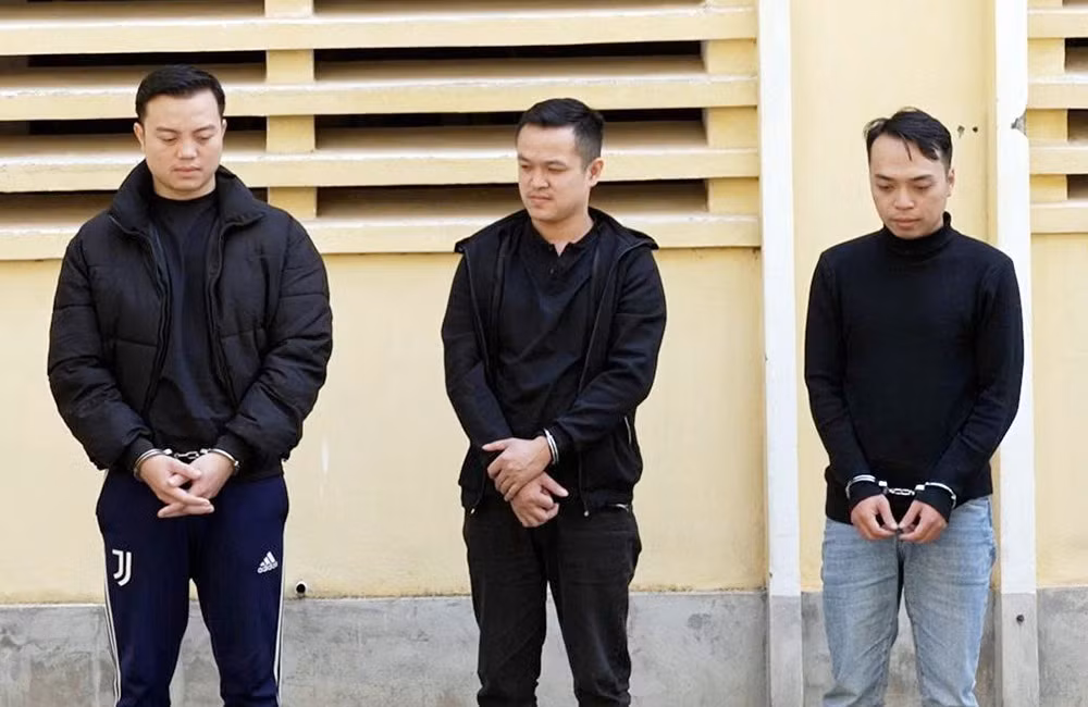 ảnh 3. các đối tượng kiên, an và ngải (áo đen, từ trái qua phải) bị cơ quan điều tra khởi tố, bắt tạm giam về hành vi cho vay lãi nặng trong giao dịch dân sự..jpg -0