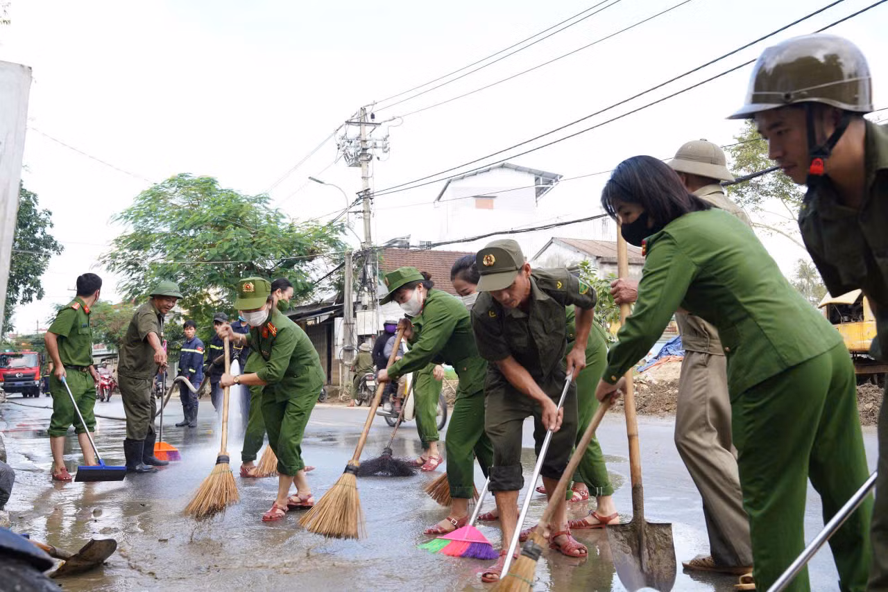 Hơn 5.000 người tham gia dọn dẹp vệ sinh sau mưa lũ lịch sử ở TP Huế -0