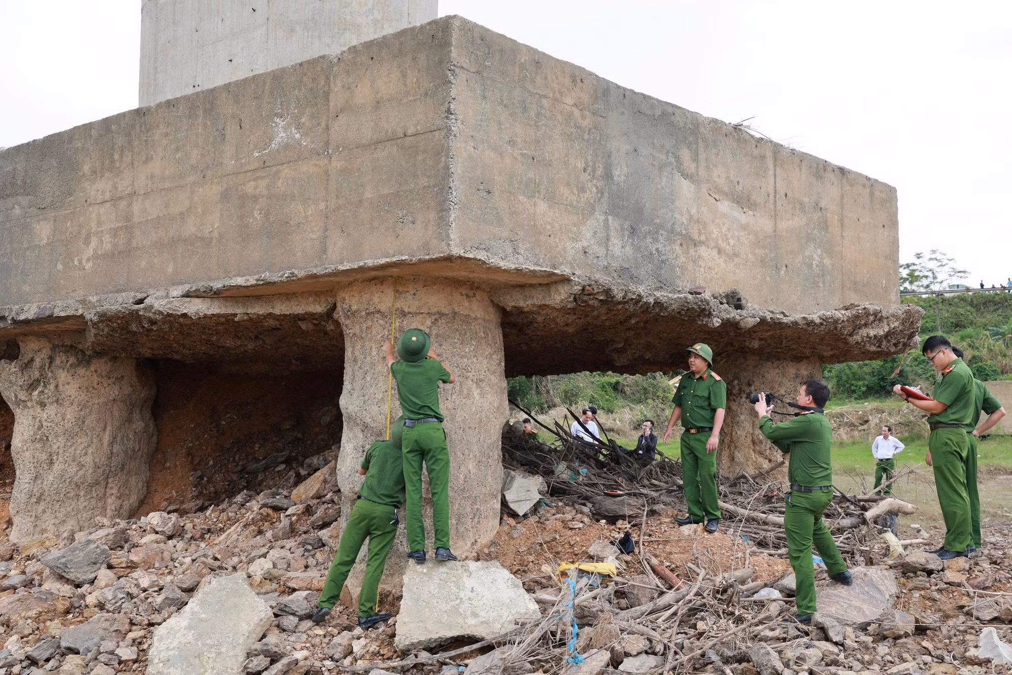 Phú Thọ điều tra vụ cầu Sông Lô trơ lõi thép -0