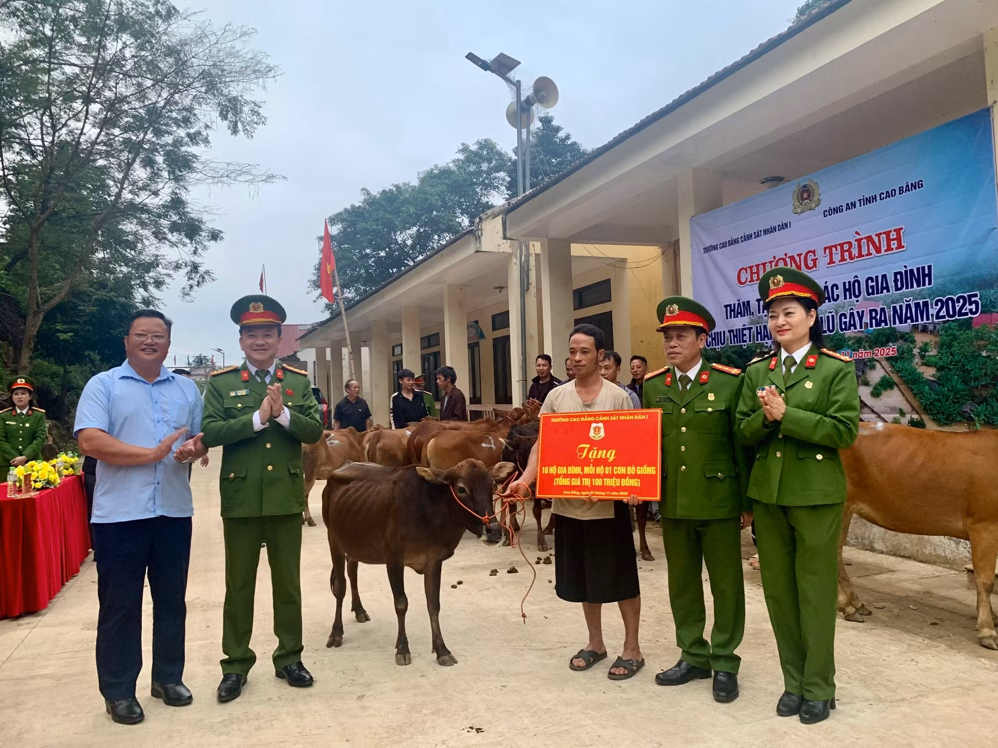 Trường Cao đẳng Cảnh sát nhân dân I trao quà cho bà con vùng lũ Cao Bằng -0