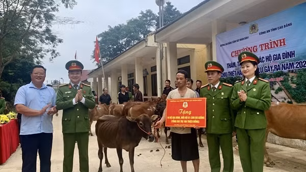 Trường Cao đẳng Cảnh sát nhân dân I trao quà cho bà con vùng lũ Cao Bằng
