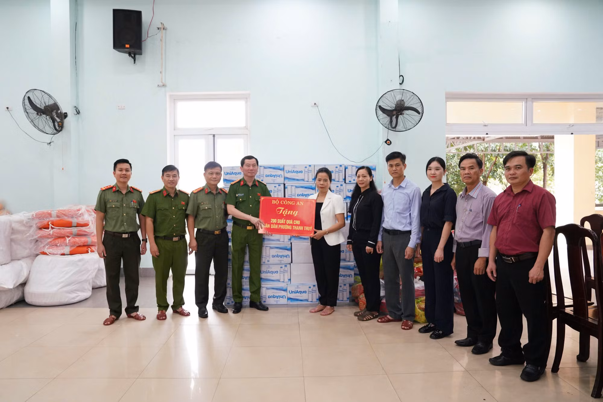 Công an TP Huế nỗ lực trao quà cứu trợ của Bộ Công an đến tận tay người dân vùng lũ -0