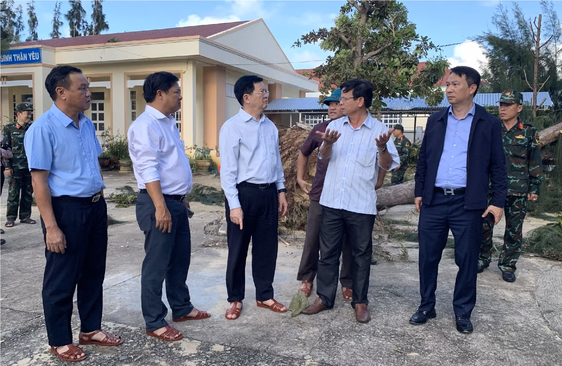 Phó Thủ tướng Chính phủ Mai Văn Chính thăm, tặng quà người dân bị ảnh hưởng bão số 13 -0