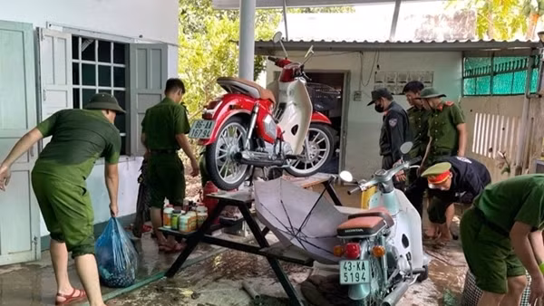 Cảnh sát Cơ động Lâm Đồng sát cánh giúp dân vùng lũ lụt