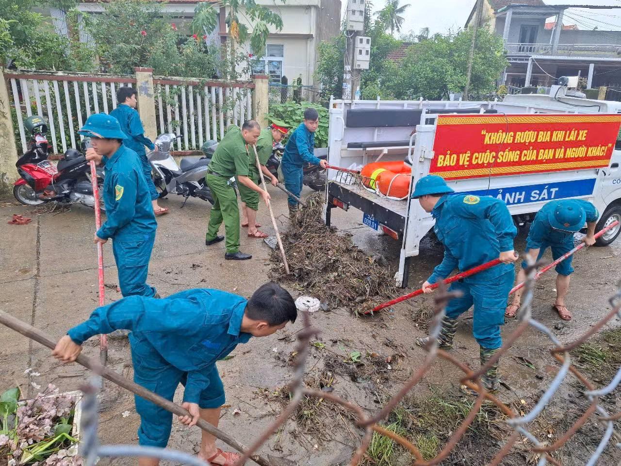 Đà Nẵng: Chi 200 tỷ đồng hỗ trợ trực tiếp người dân bị thiệt hại và khắc phục các công trình hạ tầng sau mưa lũ -1