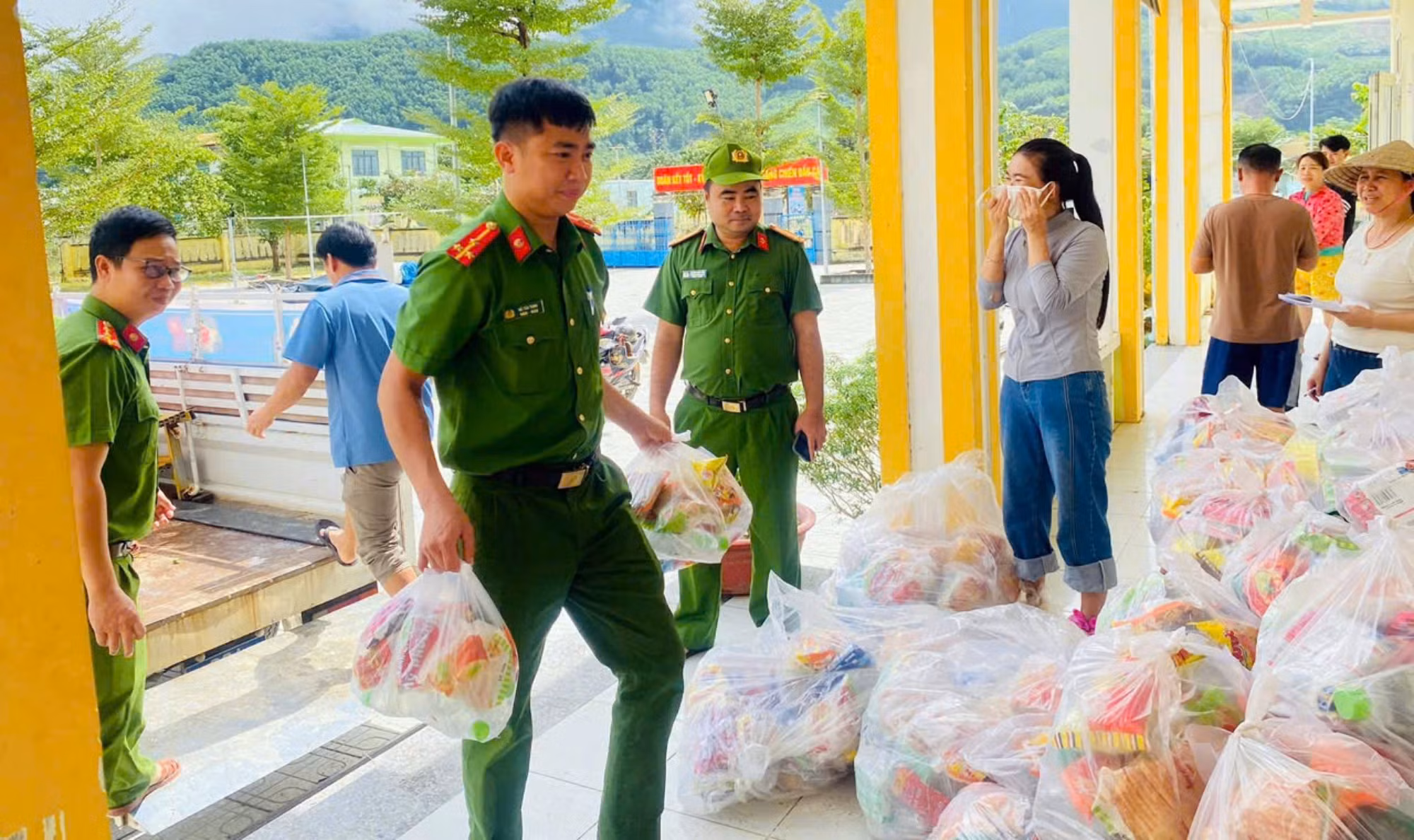 Tỏa sáng hình ảnh người chiến sĩ Công an đồng hành, hỗ trợ người dân sau mưa lũ -0