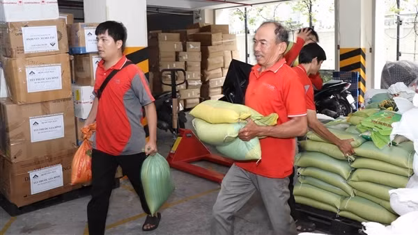 TP Hồ Chí Minh chuyển 30 tấn hàng hóa cứu trợ đồng bào bị thiệt hại do mưa lũ ở miền Trung
