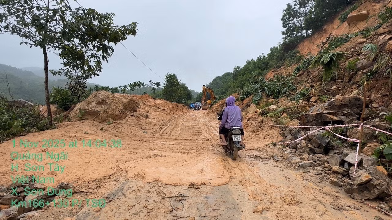 Bộ Xây dựng: 39 vị trí tắc đường đang được xử lý, nhiều tuyến huyết mạch đã thông trở lại -0