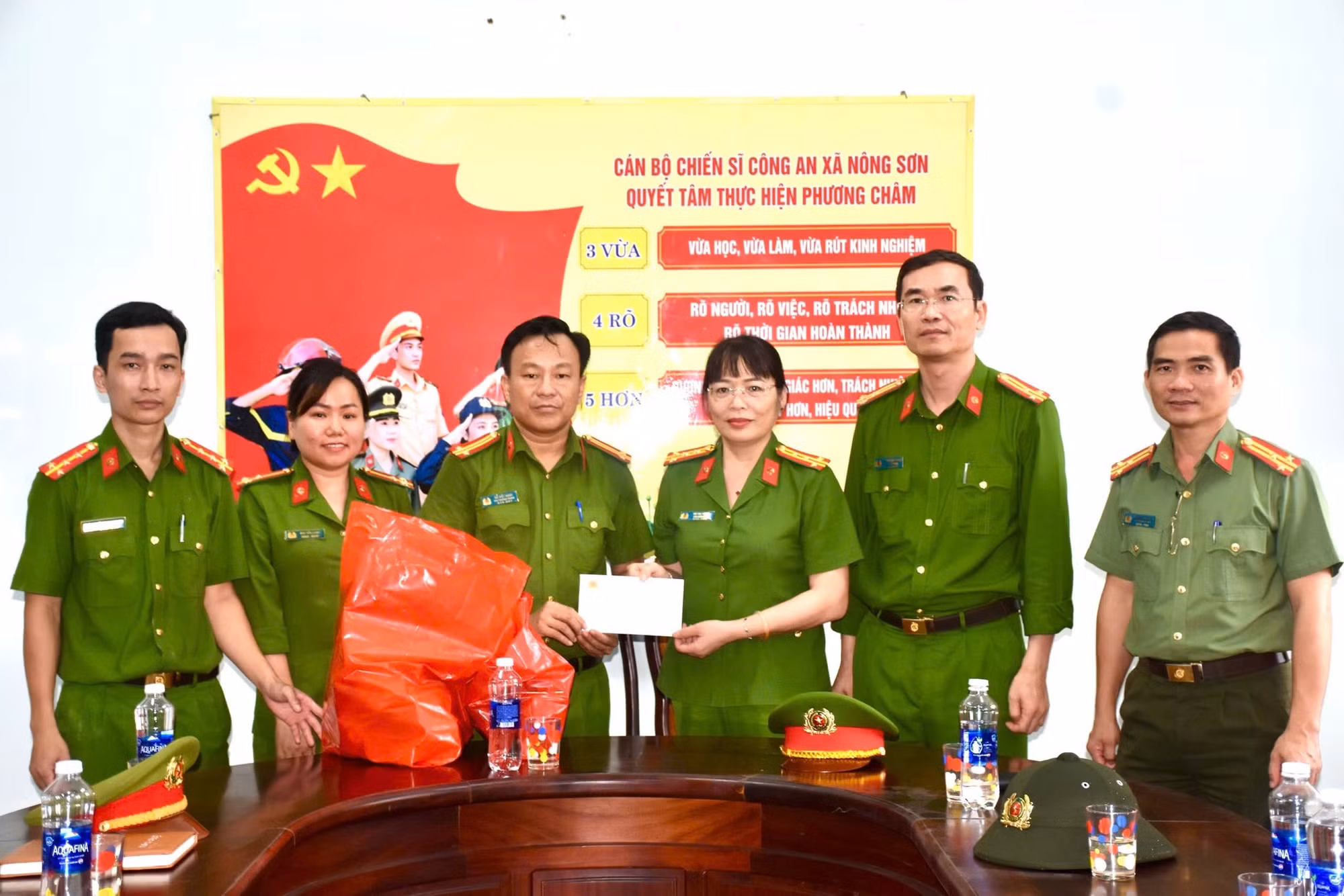 Hơn 3,5 tấn lương thực và 2.000 thùng nước sạch từ Bộ Công an đến tay người dân vùng lũ Đà Nẵng -0