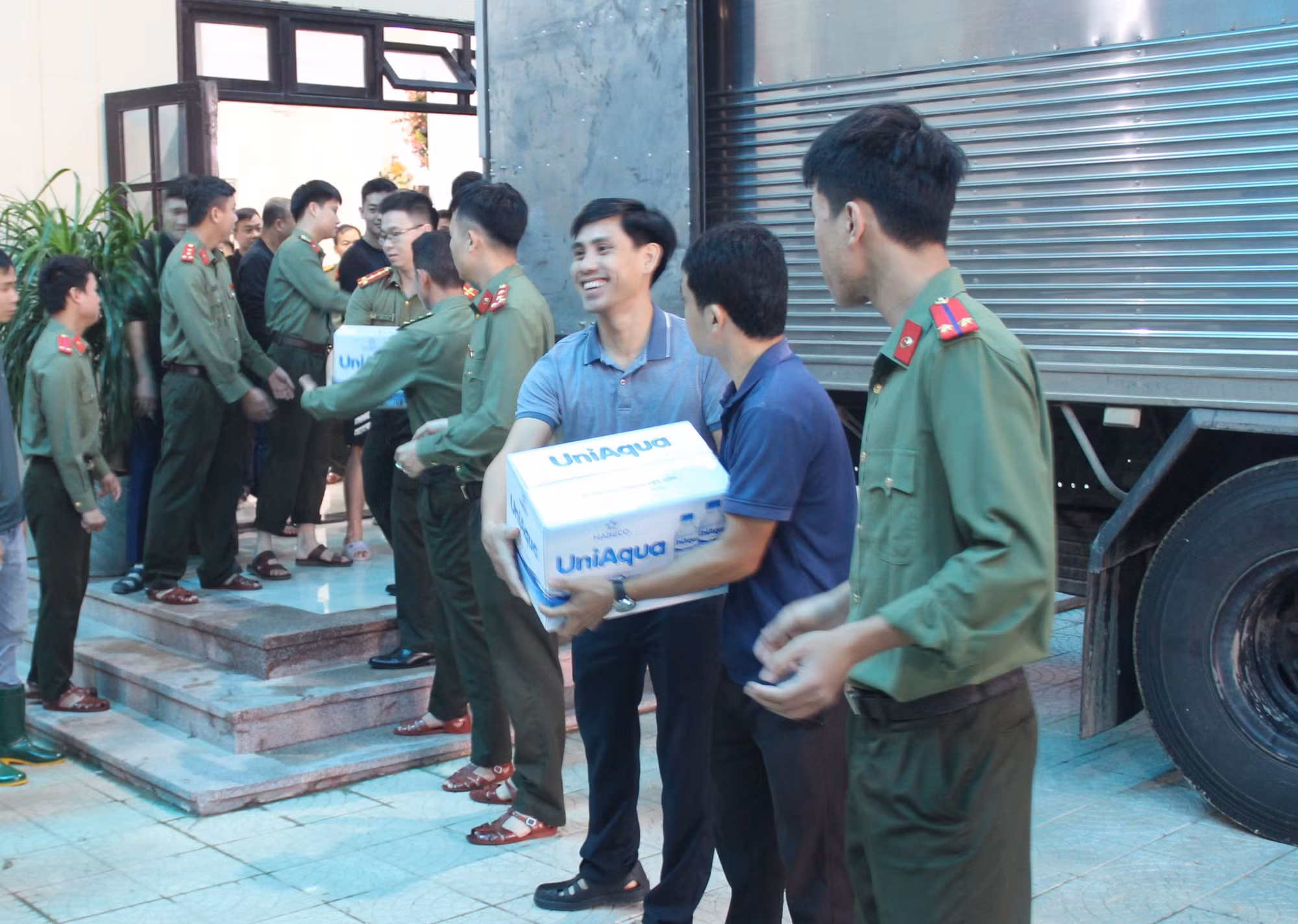 70 tấn gạo, lương thực, nhu yếu phẩm của Bộ Công an đến với người dân vùng lũ xứ Huế -0