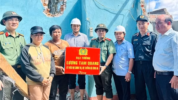 Bộ Công an hỗ trợ 40 tấn hàng cho đồng bào tỉnh Gia Lai