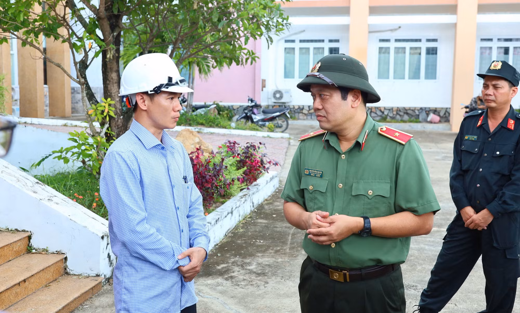 Ấm áp nghĩa tình 60 tấn hàng cứu trợ của Bộ Công an đến với người dân vùng bão lũ Đắk Lắk, Gia Lai -0
