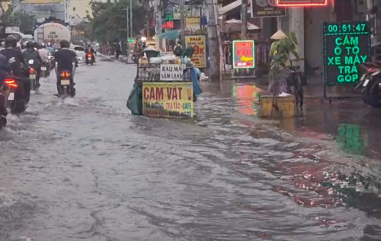 Triều cường kết hợp với mưa lớn khiến nhiều tuyến đường chìm trong nước -1