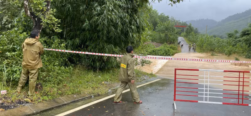 TP Huế lại ngập trong lũ, sạt lở nhiều điểm, lực lượng Công an bám địa bàn giúp dân -0