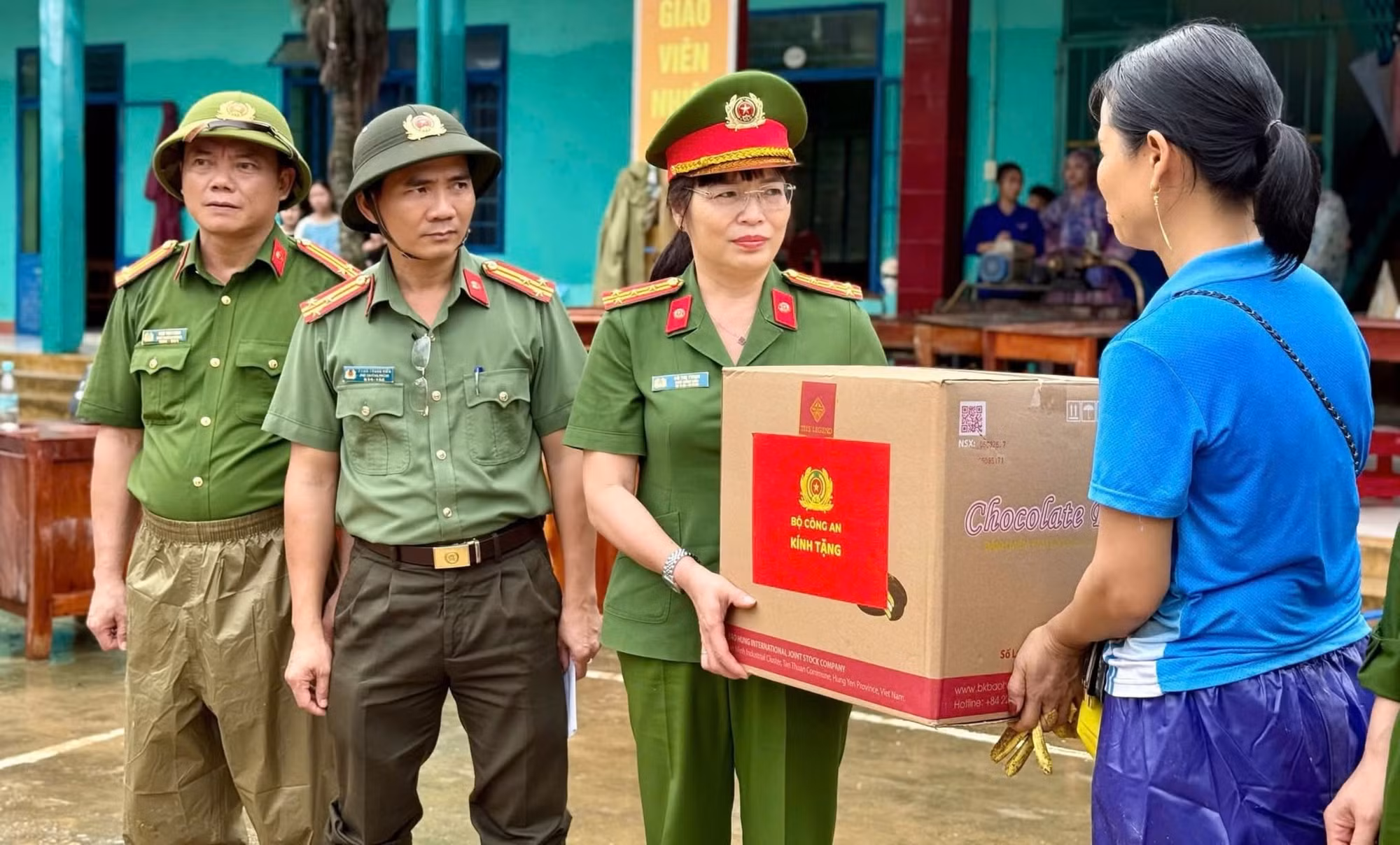 Tỏa sáng hình ảnh người chiến sĩ Công an đồng hành, hỗ trợ người dân sau mưa lũ -0