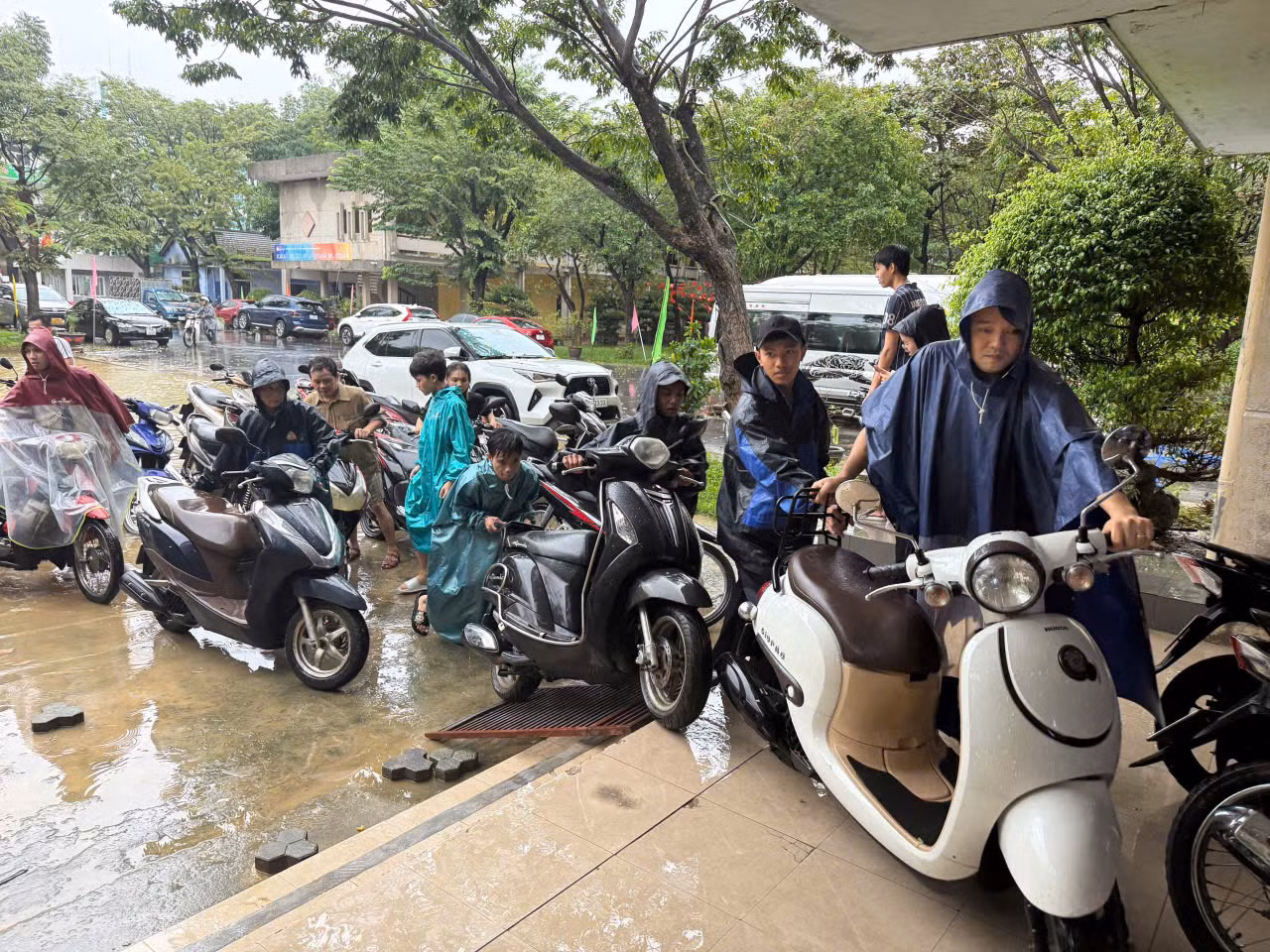 20 sinh viên theo học tại Đà Nẵng ra Huế hỗ trợ sữa miễn phí hàng ngàn xe máy bị ngập lụt -0