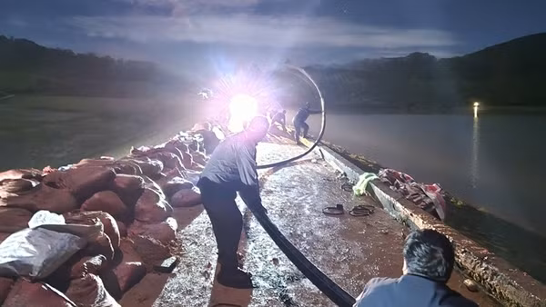Trắng đêm cứu hồ chứa 1,7 triệu m3 nước trước nguy cơ bị vỡ đập