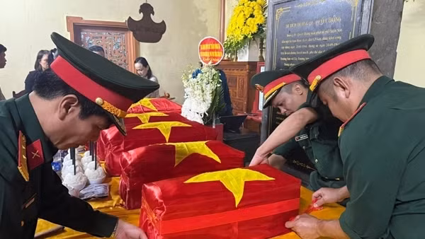 Truy điệu, an táng hài cốt các Anh hùng liệt sĩ hy sinh tại hang Thanh niên xung phong