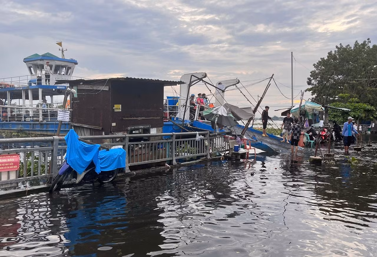 Triều cường kết hợp với mưa lớn khiến nhiều tuyến đường chìm trong nước -0