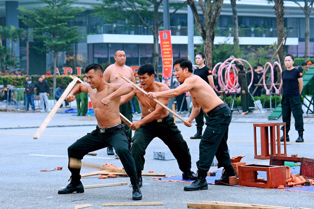 Mãn nhãn màn biểu diễn khí công, võ thuật của CSCĐ tinh nhuệ Công an Ninh Bình -6