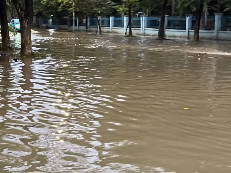 TP Huế lại ngập trong lũ, sạt lở nhiều điểm, lực lượng Công an bám địa bàn giúp dân -0