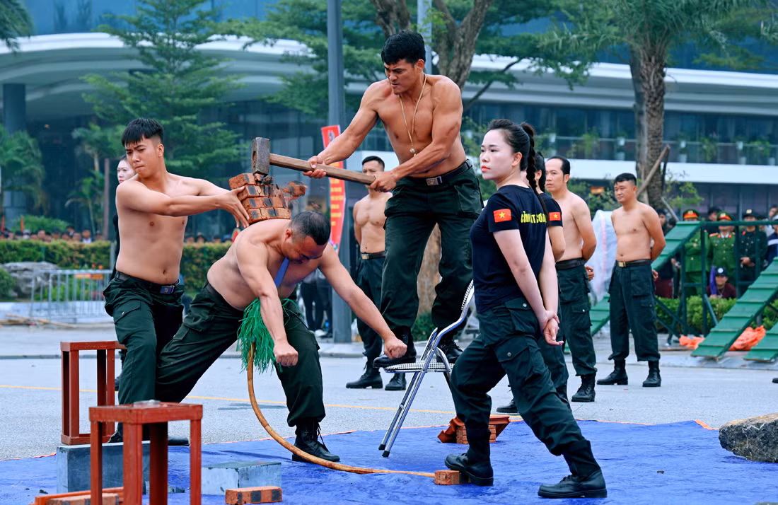 Mãn nhãn màn biểu diễn khí công, võ thuật của CSCĐ tinh nhuệ Công an Ninh Bình -2