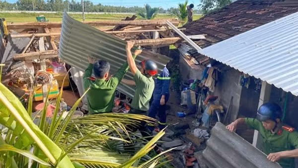 Công an các đơn vị, địa phương tập trung khắc phục hậu quả bão số 13