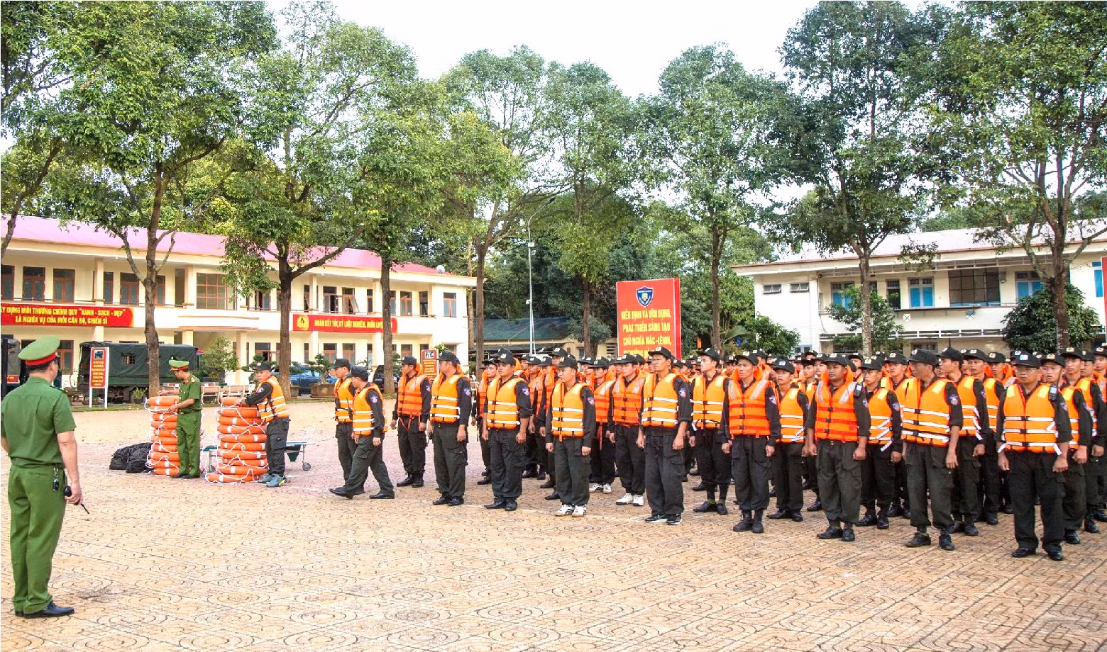 Hơn 300 cán bộ, chiến sĩ CSCĐ xuất quân hỗ trợ phòng chống bão -0