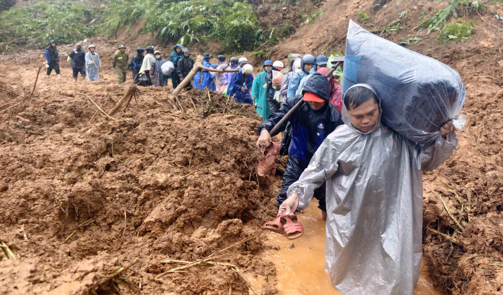 Công an xã vùng biên chung sức cõng hàng tiếp tế cho người dân vùng cô lập -0