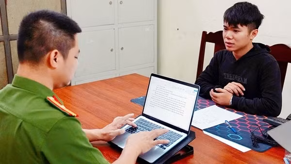 Đeo khẩu trang, cầm dao nhọn vào cửa hàng cướp máy tính