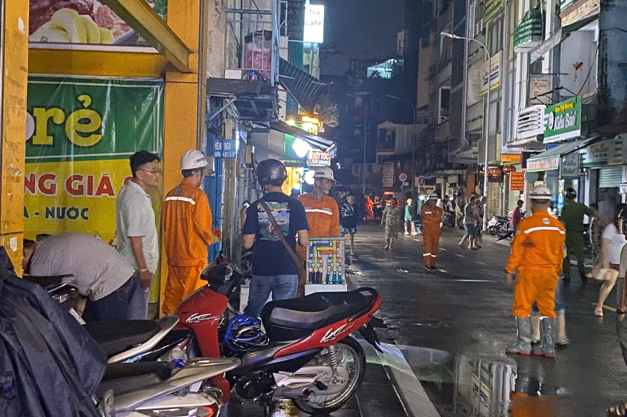 TP Hồ Chí Minh: Một thanh niên nghi bị điện giật tử vong khi đi qua đường ngập nước -1
