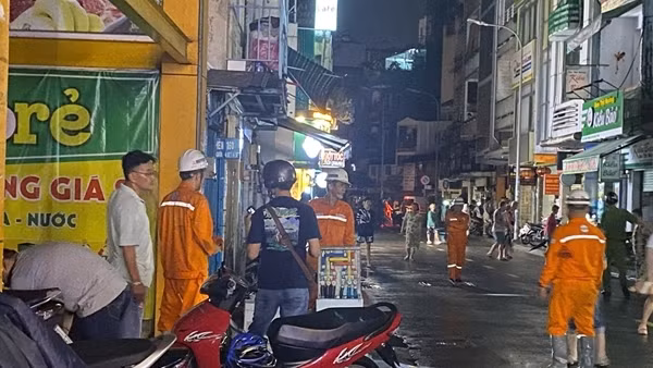 TP Hồ Chí Minh: Một thanh niên nghi bị điện giật tử vong khi đi qua đường ngập nước
