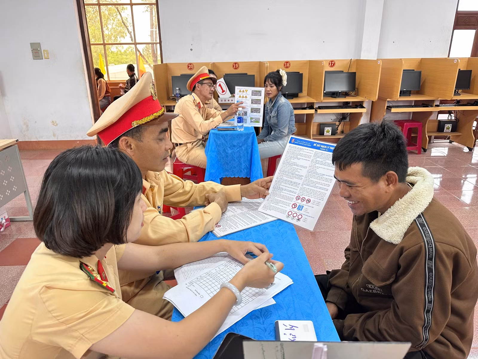 Tổ chức đào tạo, sát hạch lái xe miễn phí cho hàng trăm người dân ở biên giới -1