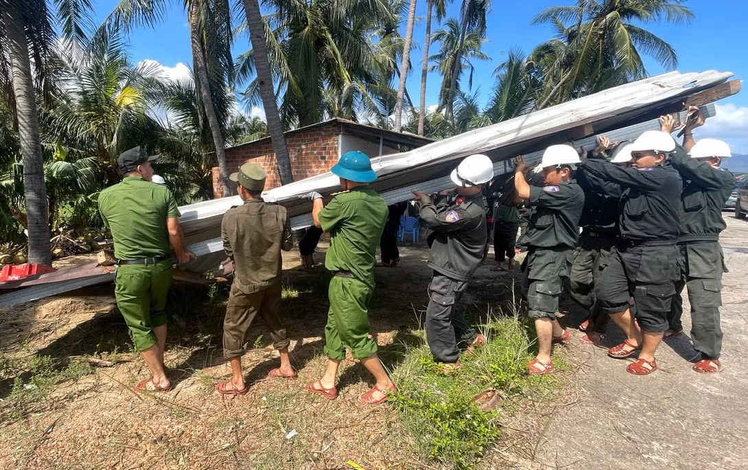  Những nỗ lực tích cực của CSCĐ Công an tỉnh Đắk Lắk ở vùng bão lũ -0