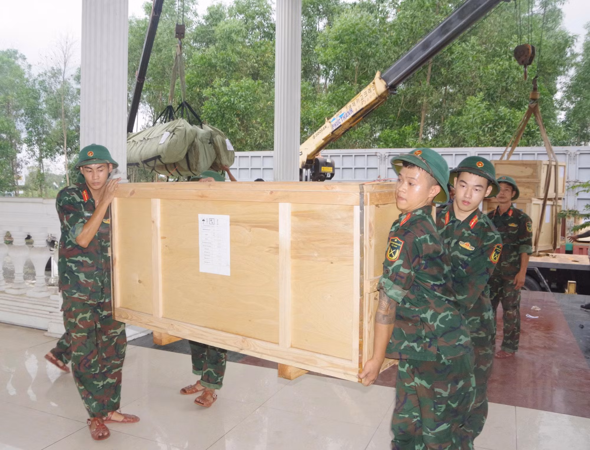 TP Huế phân phối hàng chục tấn hàng viện trợ khẩn cấp của Chính phủ Liên bang Nga đến người dân bị ngập lụt -0