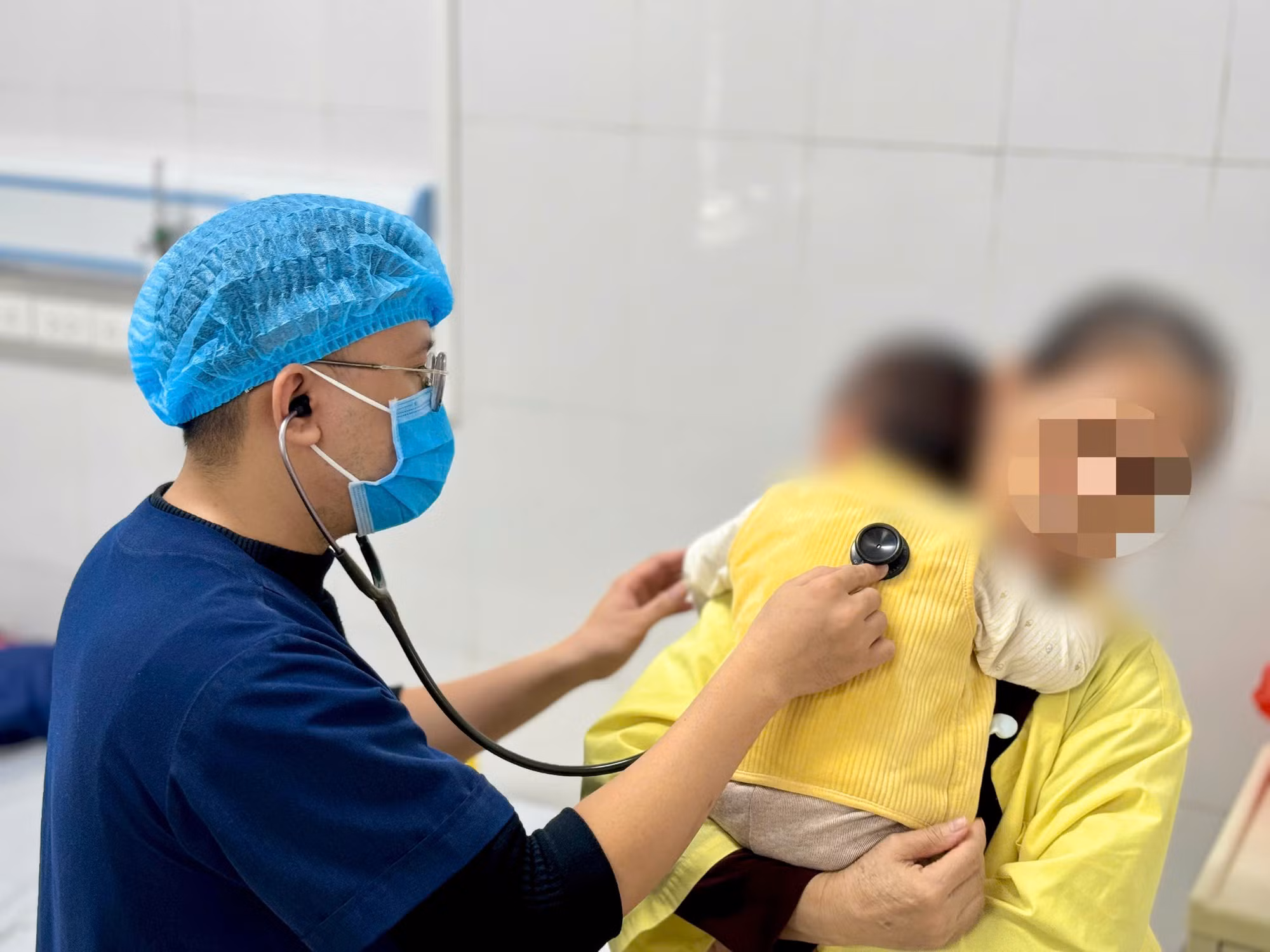 Cúm A hoành hành, nhiều trẻ phải nghỉ học nhập viện vì biến chứng -0