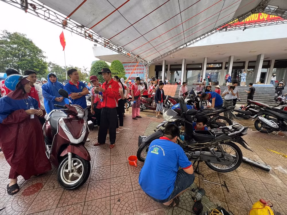 20 sinh viên theo học tại Đà Nẵng ra Huế hỗ trợ sữa miễn phí hàng ngàn xe máy bị ngập lụt -0