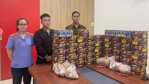 Vận chuyển hơn 1 tạ pháo nổ trên xe khách