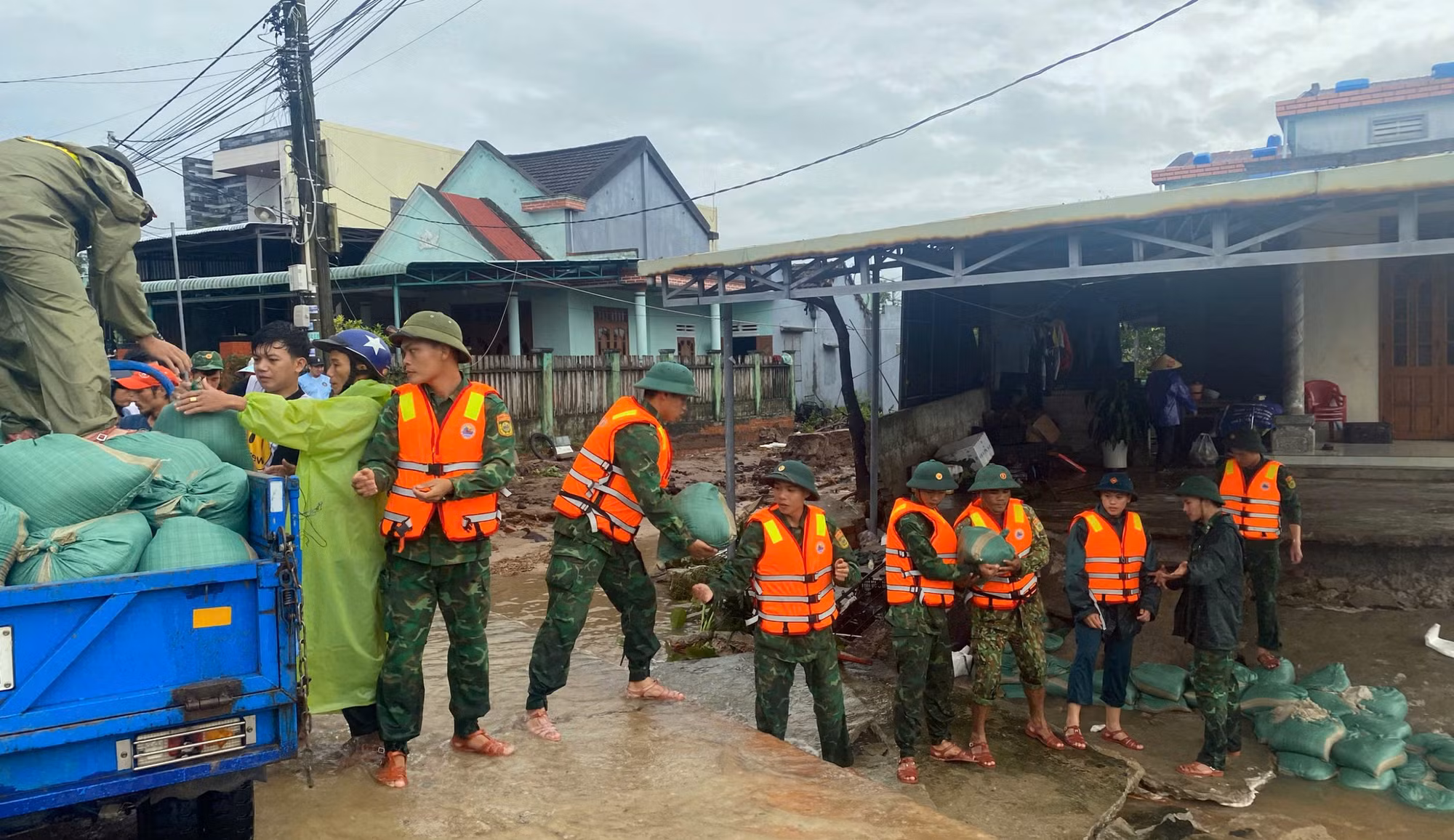 Lực lượng Công an xung kích, khẩn trương ứng phó lũ chồng lũ -0