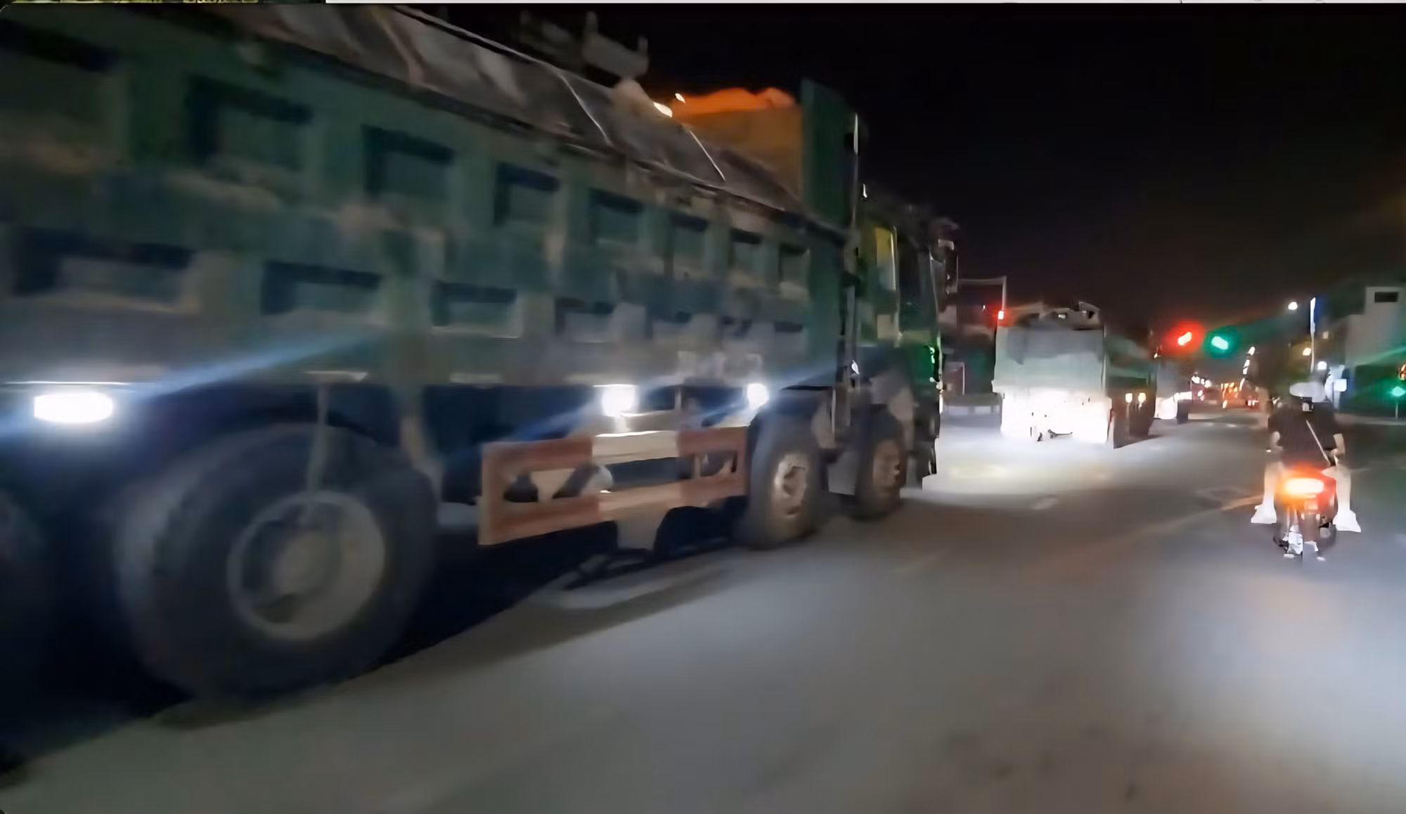 Hà Nội: Xe tải hạng nặng nối đuôi nhau chở đất, trạc thải xây dựng vào phố -0