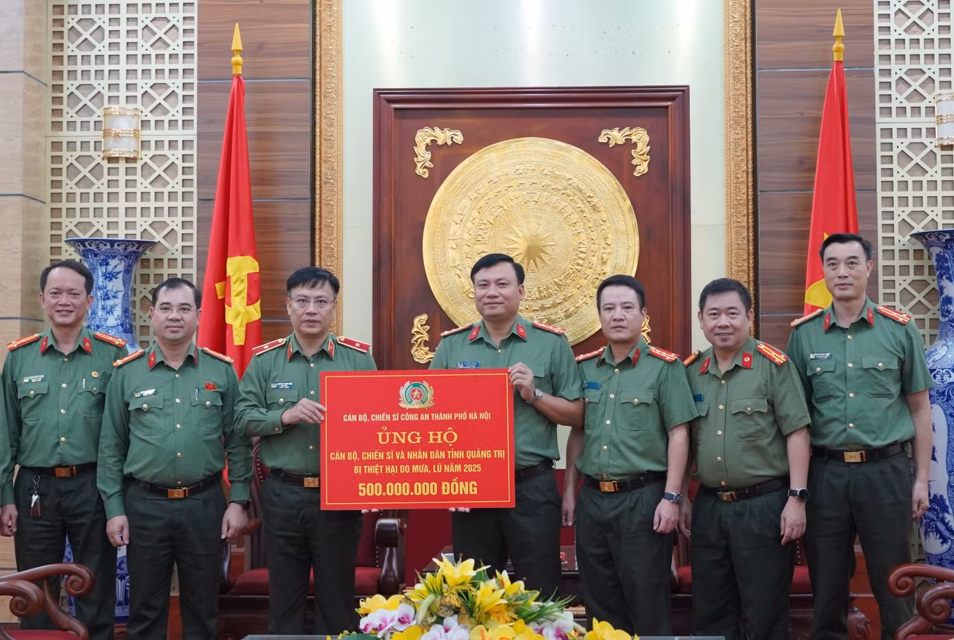 Công an TP Hà Nội chung tay hướng về đồng bào vùng lũ -1