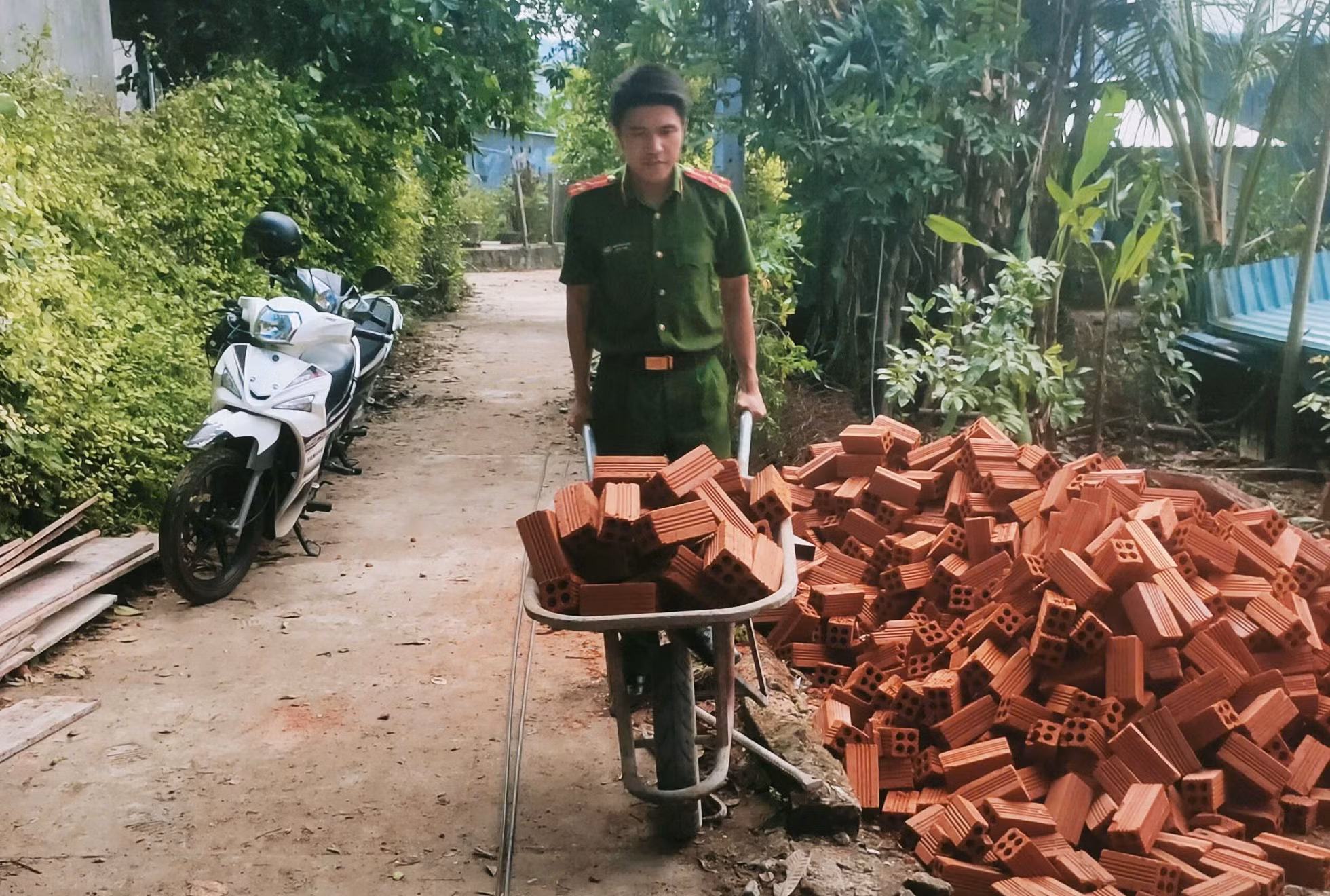 Công an các xã đồng bằng, miền núi phía Đông Đắk Lắk nỗ lực giúp dân khắc phục hậu quả từ cơn bão Kalmaegi -1